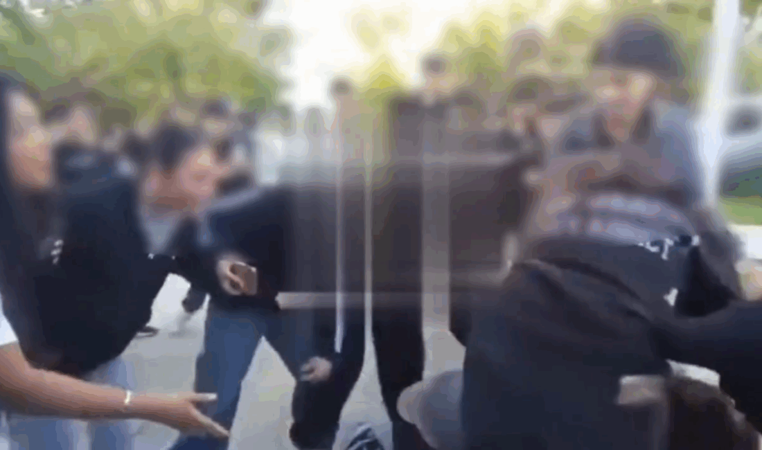 Buca’da Şiddet Görüntüsü! Akran Zorbalığına Tepkiler Çığ Gibi! İzmir Buca'da genç kızlar arasında yaşanan şiddet kavgası sosyal medyayı