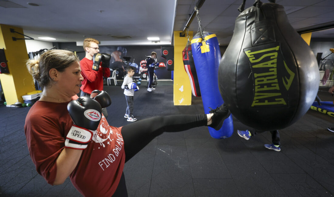 Bucalı Kadınlar Kick Boks Dersleriyle Kendini Korumayı Öğreniyor Buca Belediyesi’nin ücretsiz kick boks kursları, kadınlara hem spor hem