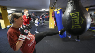 Buca Belediyesi’nin ücretsiz kick boks kursları, kadınlara hem spor hem