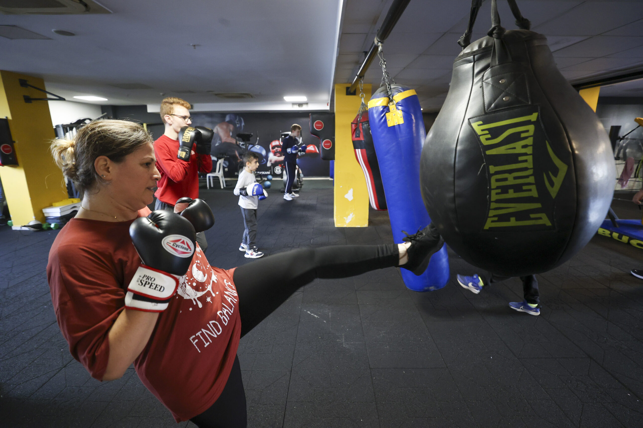 Buca Belediyesi’nin ücretsiz kick boks kursları, kadınlara hem spor hem