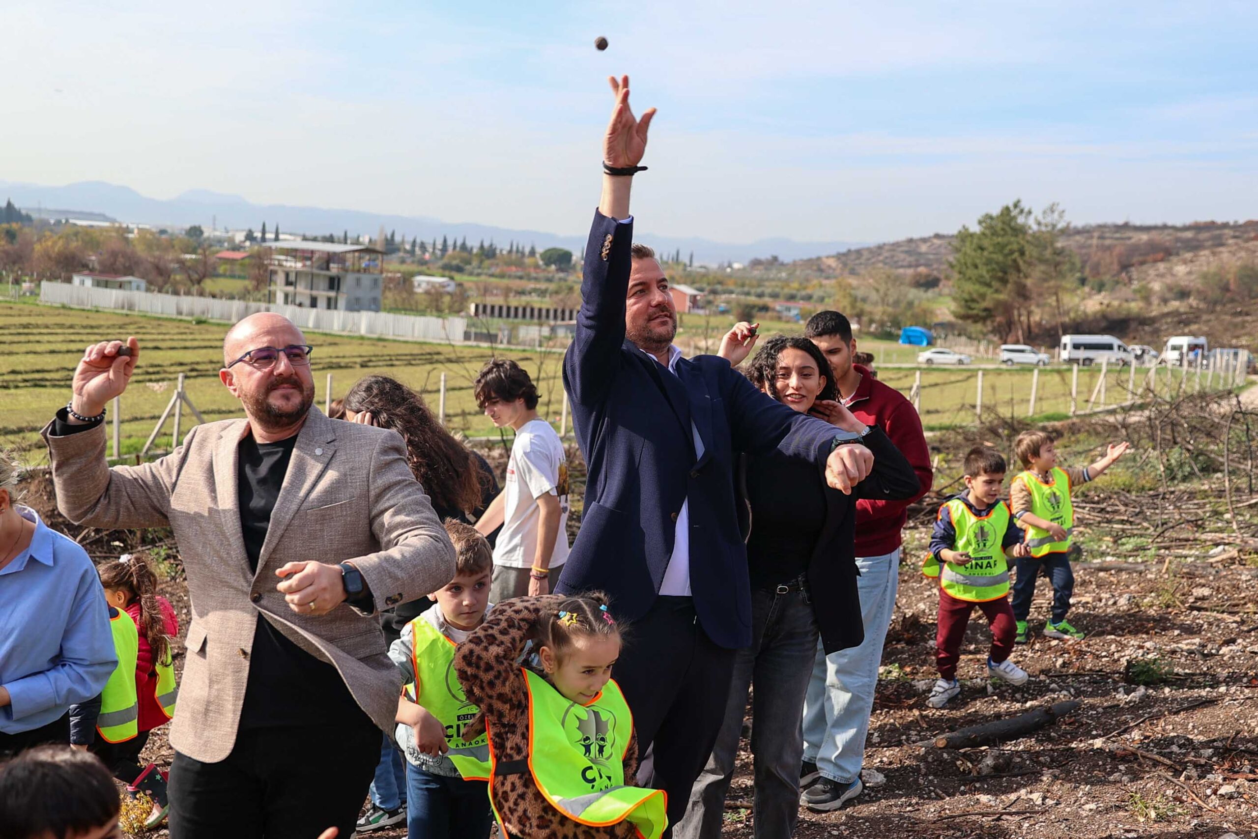 Buca'nın Yanan Alanlarına Miniklerden Umut Eli Karacaağaç'ta Yeşertme Seferberliği Başladı