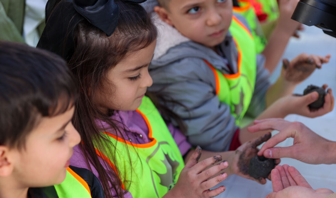 Buca'da yanan Karacaağaç Köyü, Çınar Anaokulu öğrencilerinin attığı tohum toplarıyla