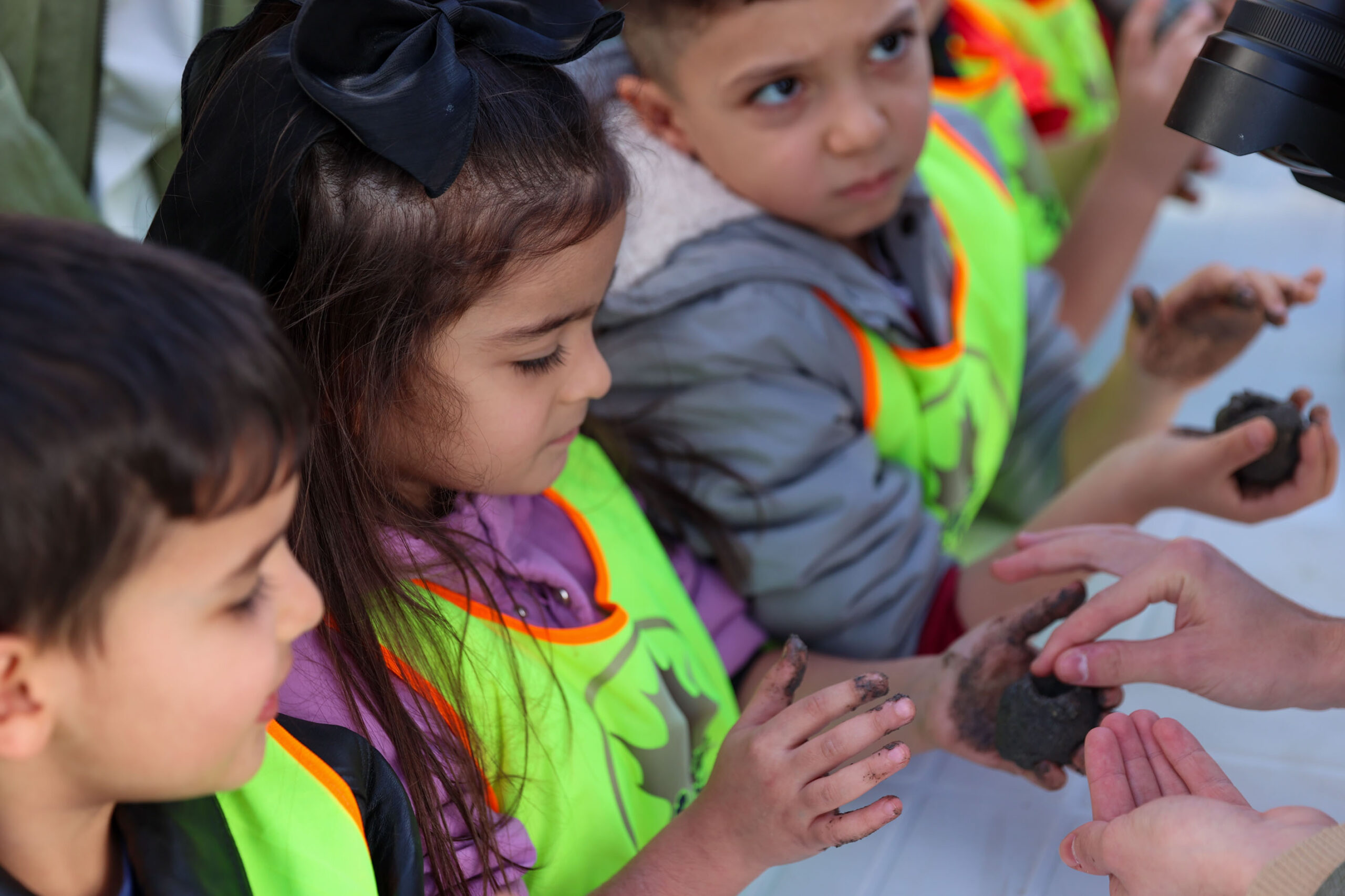 Buca'da yanan Karacaağaç Köyü, Çınar Anaokulu öğrencilerinin attığı tohum toplarıyla