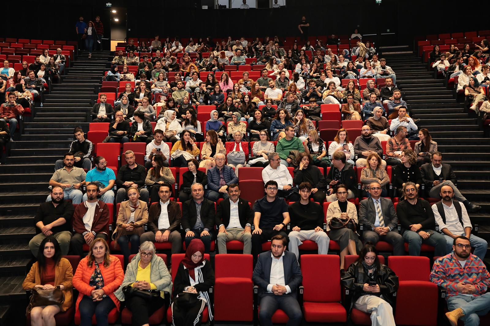 Denizli Büyükşehir Şehir Tiyatrosu'nun 'Sığıntılar' oyunundan bir sahne görüntüsü