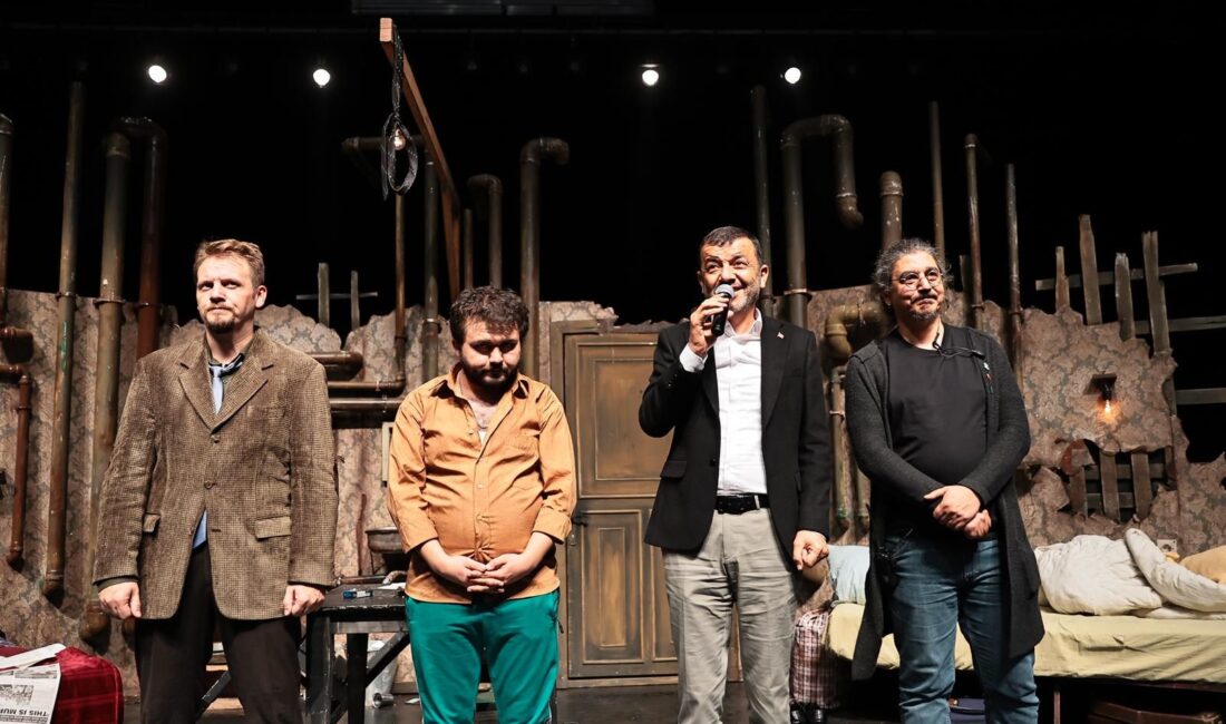 Denizli Şehir Tiyatrosu ‘Sığıntılar’ Oyunu İle Sanatseverleri Büyüledi Denizli Büyükşehir Şehir Tiyatrosu'nun sahnelediği 'Sığıntılar' oyunu, mültecilik olgusunu çarpıcı