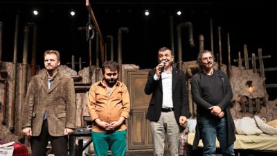 Denizli Büyükşehir Şehir Tiyatrosu'nun sahnelediği 'Sığıntılar' oyunu, mültecilik olgusunu çarpıcı