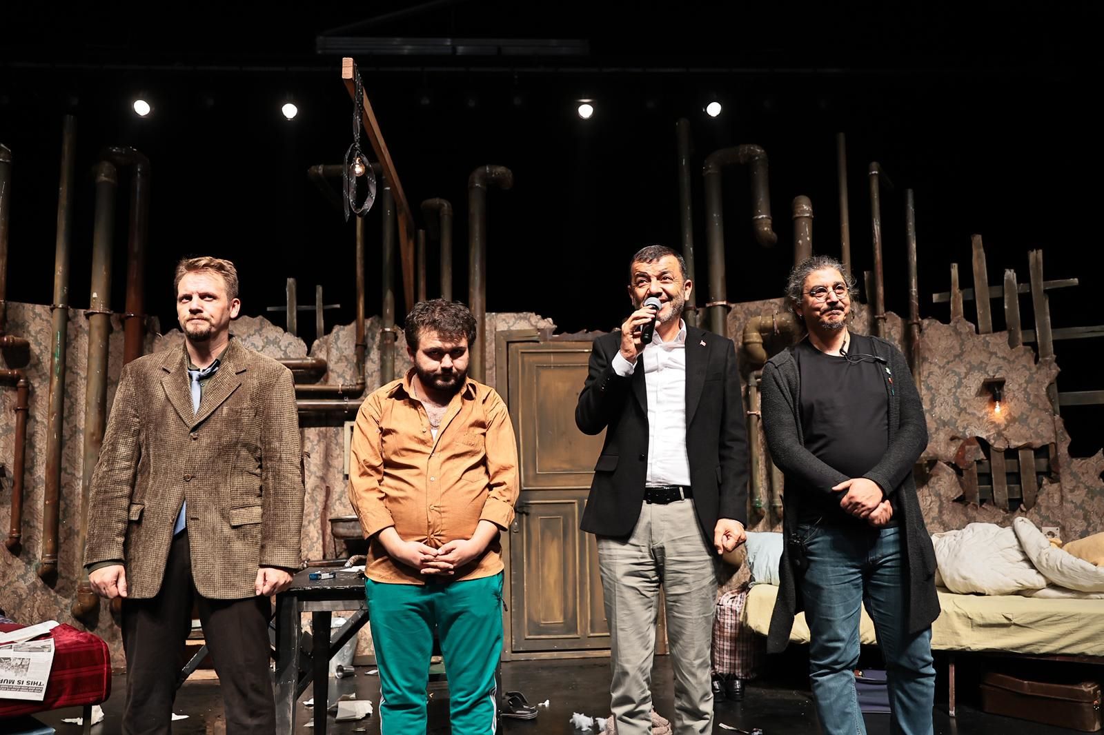 Denizli Büyükşehir Şehir Tiyatrosu'nun sahnelediği 'Sığıntılar' oyunu, mültecilik olgusunu çarpıcı