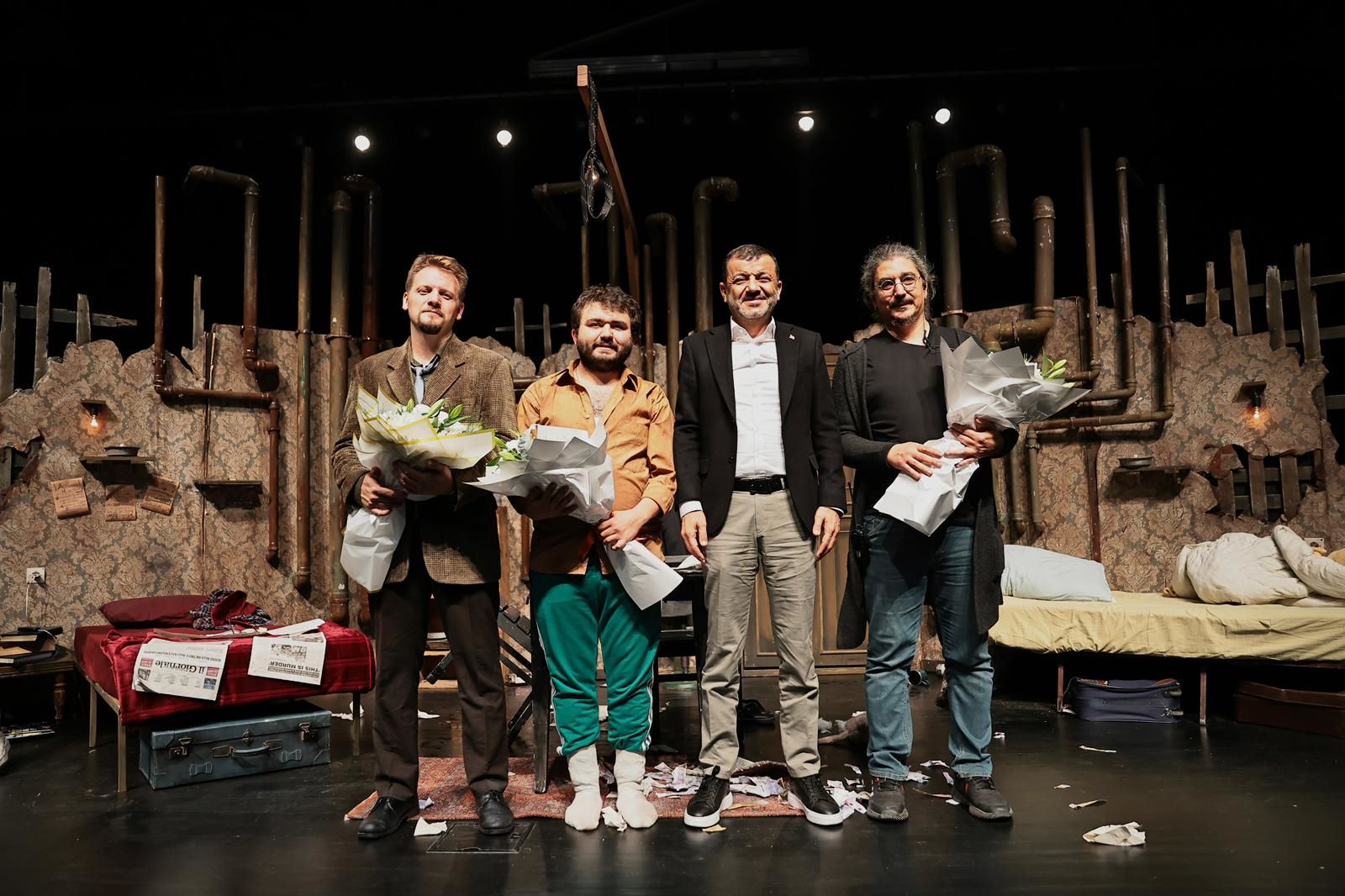 Denizli Büyükşehir Şehir Tiyatrosu'nun 'Sığıntılar' oyunundan bir sahne görüntüsü