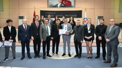 Denizli'de 90 üniversite öğrencisi meclis simülasyonunda buluştu. Gençler, ulaşımdan çevreye