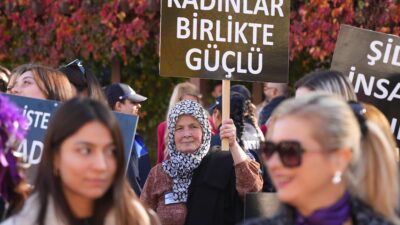 Kemalpaşa Belediyesi'nin düzenlediği 25 Kasım yürüyüşünde kadınlar "Şiddete Hayır" mesajı