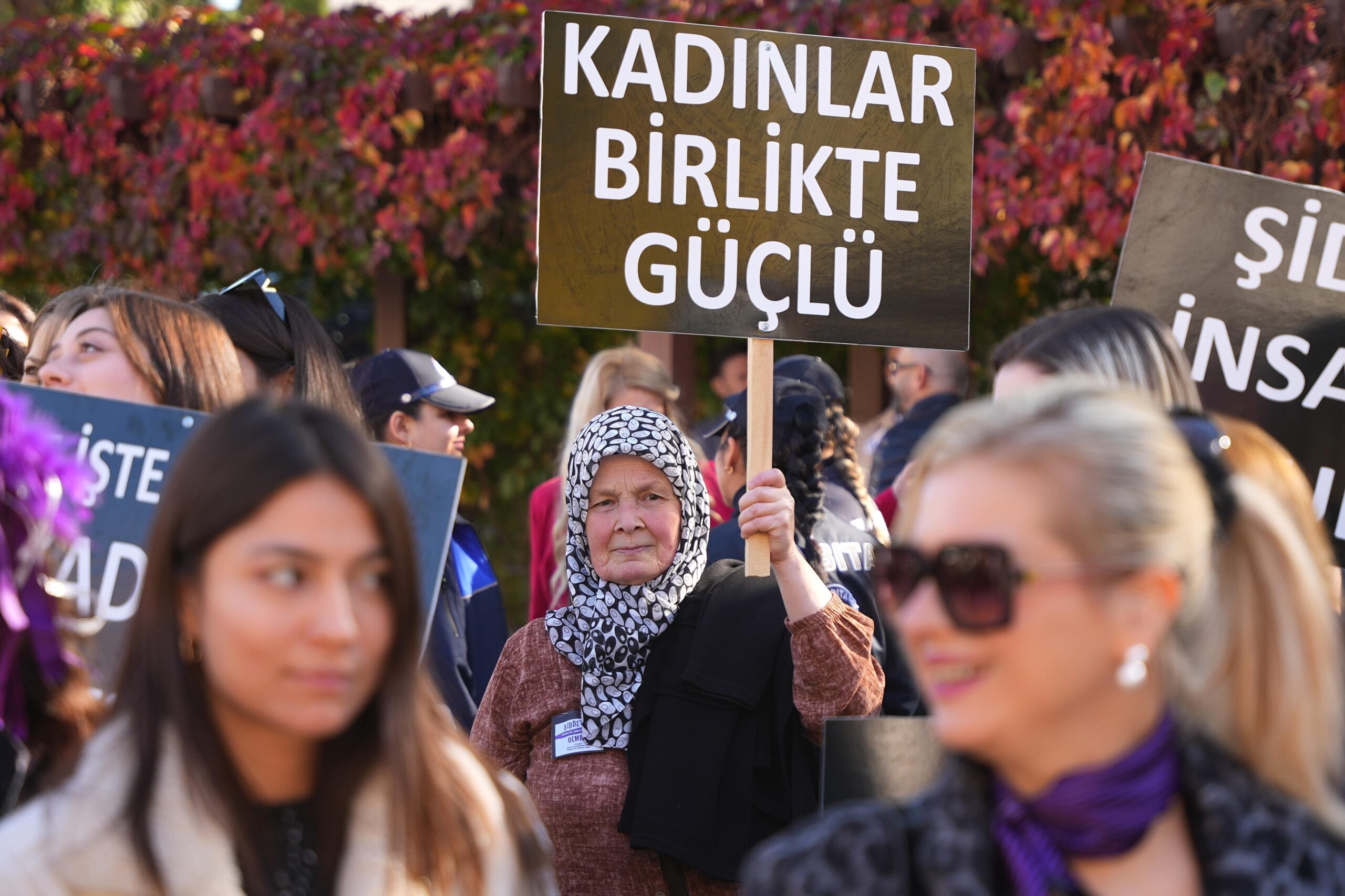 Kemalpaşa Belediyesi'nin düzenlediği 25 Kasım yürüyüşünde kadınlar 