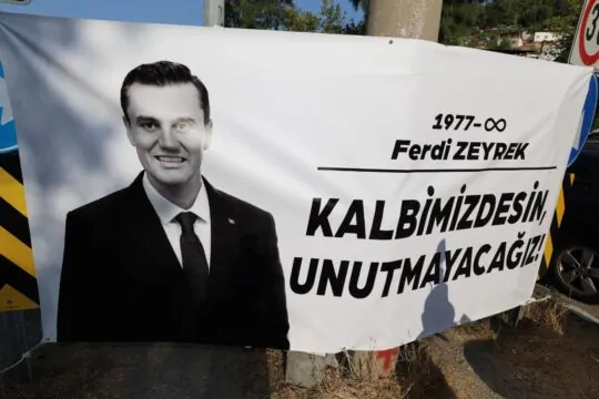 Manisa Eski Başkan Ferdi Zeyrek Ölümünde Kritik Gelişme: 10 Kişiye Hapis İstemi Manisa Eski Büyükşehir Belediye Başkanı Ferdi Zeyrek'in elektrik akımına kapılarak