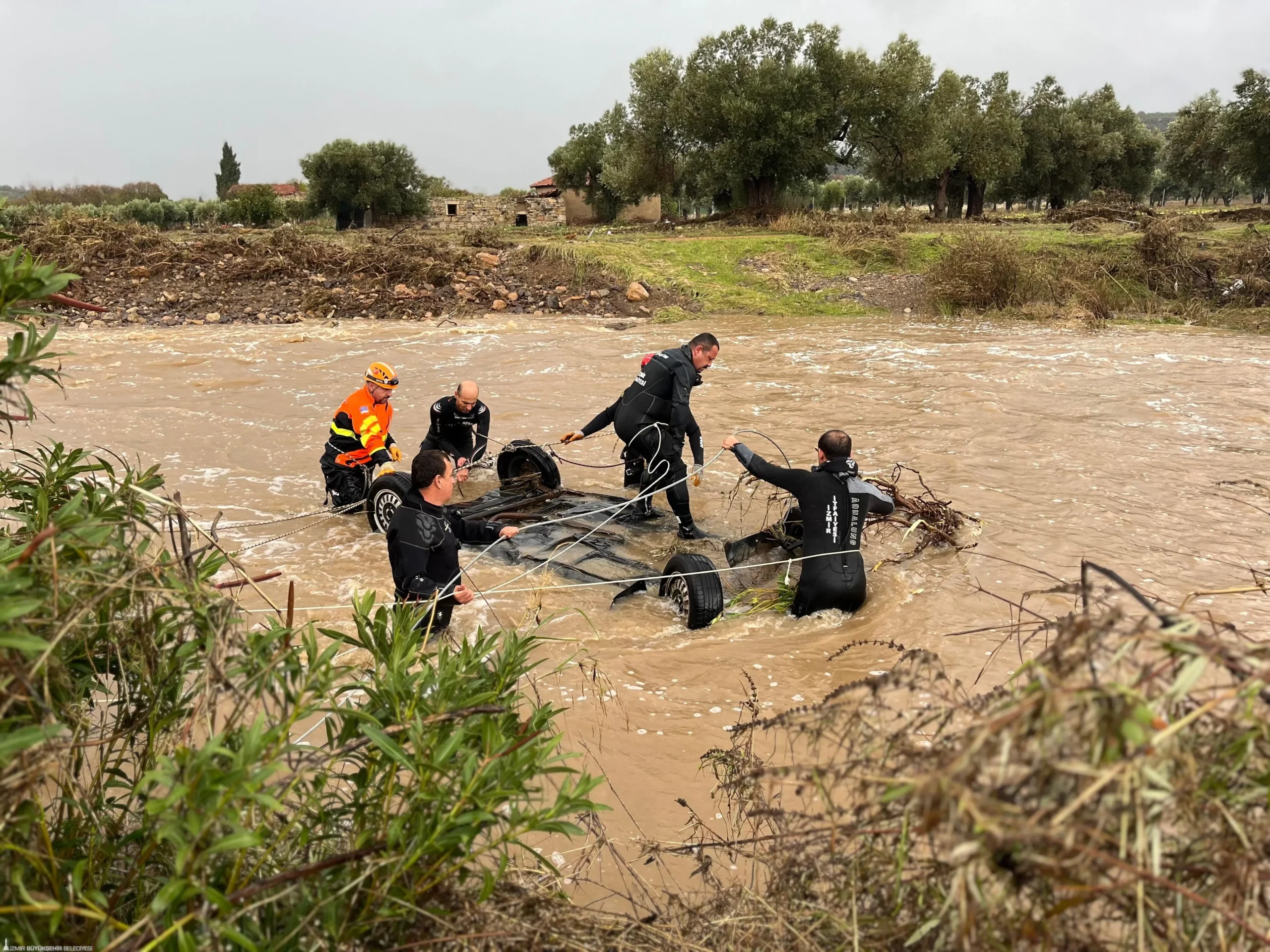 Foça'daki sel felaketinde sular altında kalan cadde ve evler