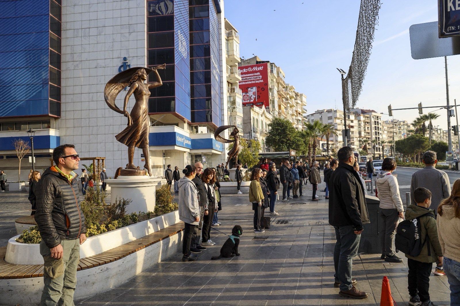 10 Kasım Karşıyaka'da binlerce kişi 