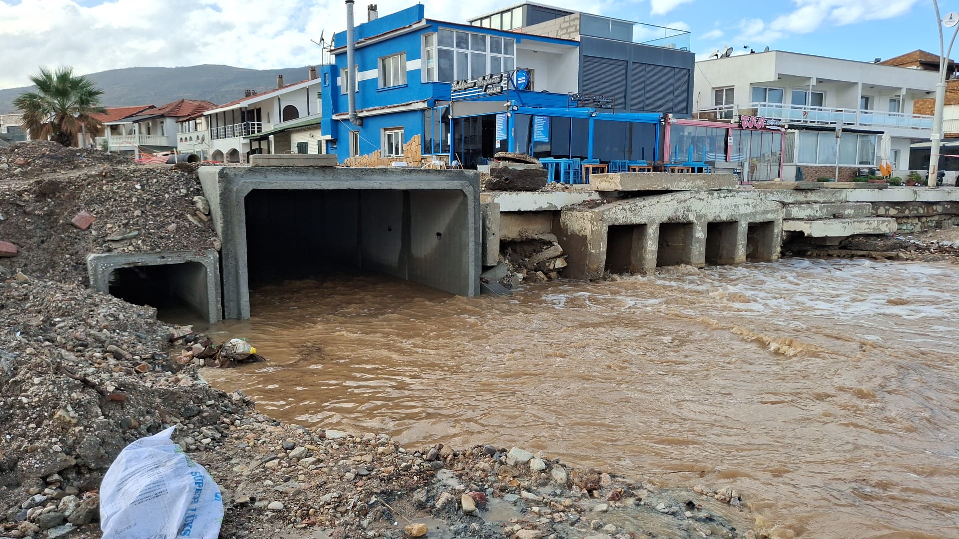 İZSU’nun Foça’daki Kanal Projesi, Metrekareye Düşen 138 KG Yağışa Rağmen Taşkını Önledi