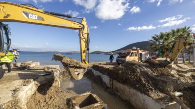 İZSU, Foça'da tarihi köprü yanına derivasyon kanalı yaparak dere kapasitesini