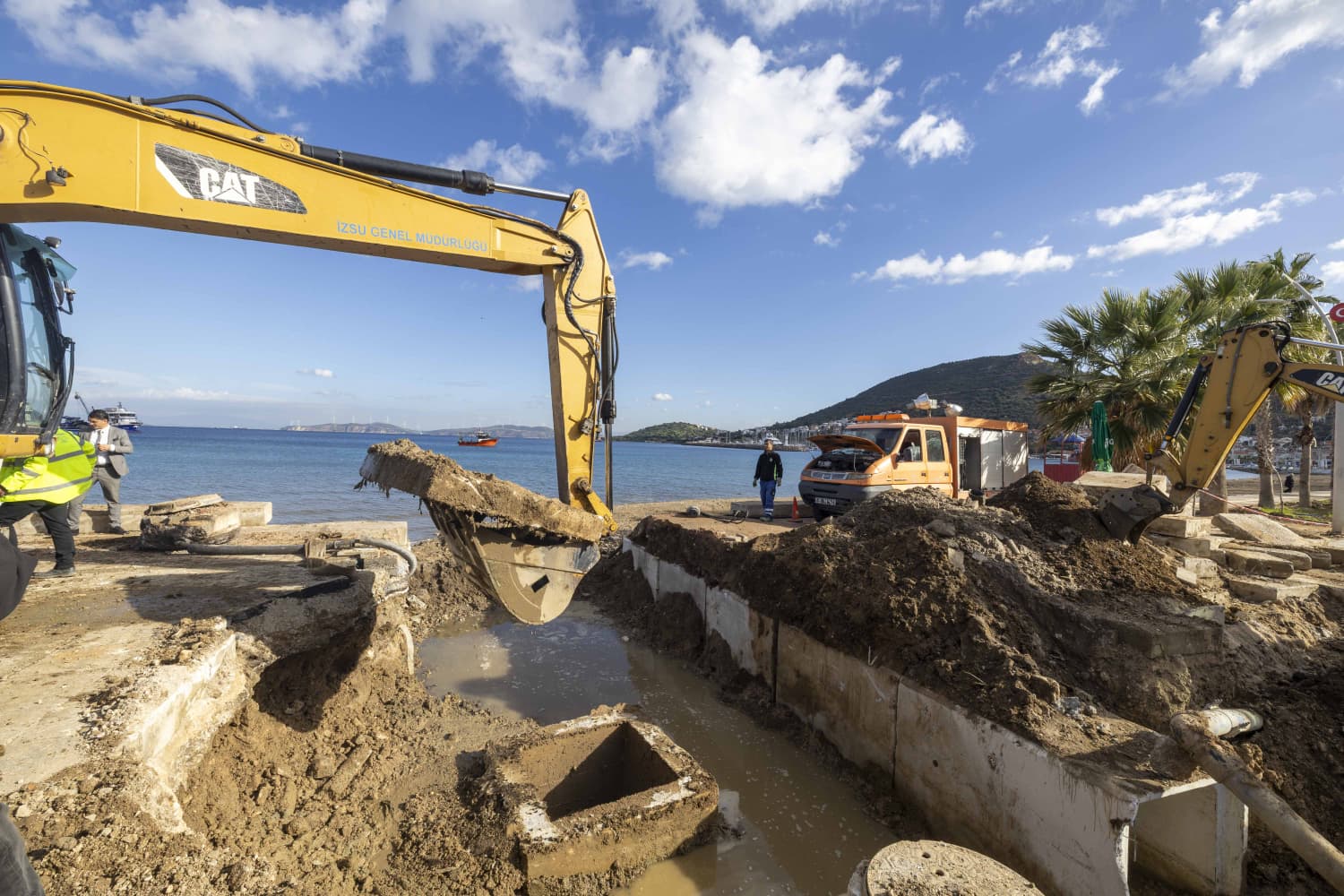 İZSU, Foça'da tarihi köprü yanına derivasyon kanalı yaparak dere kapasitesini