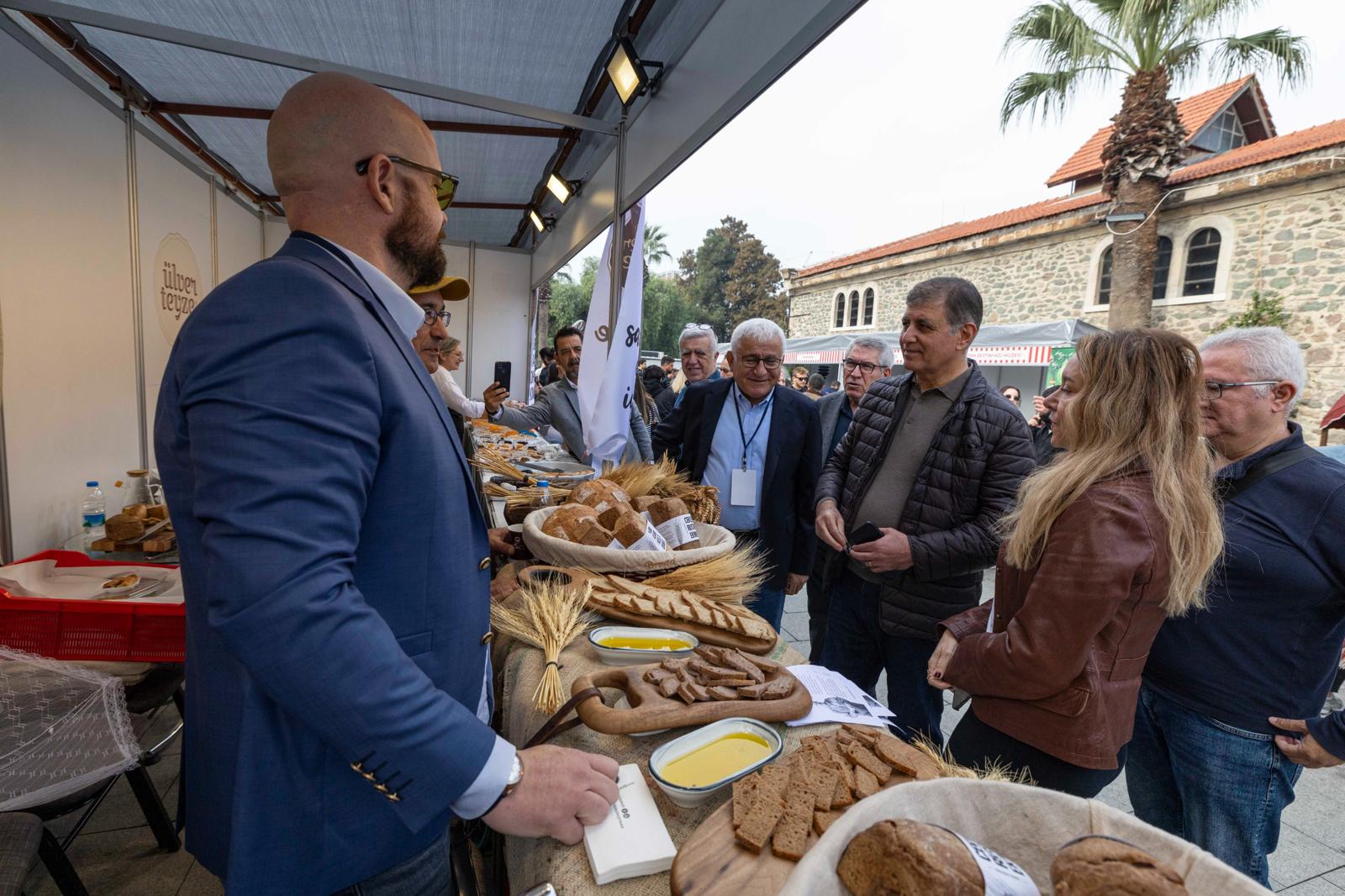 İzmir Büyükşehir Belediye Başkanı Cemil Tugay ve eşi Öznur Tugay, Tarihi Havagazı Fabrikası’ndaki Gastrofest açılışında
