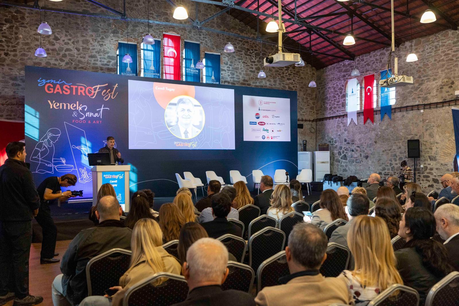 İzmir Büyükşehir Belediye Başkanı Cemil Tugay ve eşi Öznur Tugay, Tarihi Havagazı Fabrikası’ndaki Gastrofest açılışında