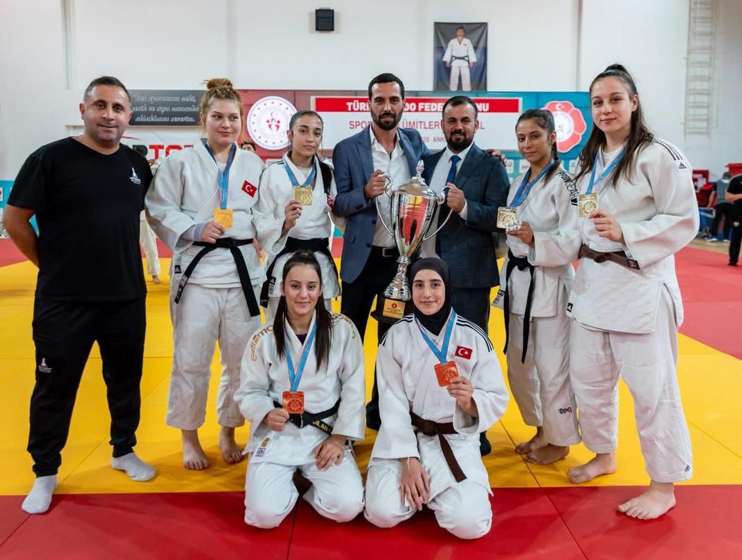 İzmir Büyükşehir Belediyesi Judo Takımı, Spor Toto Türkiye Ümitler Mix Ligi şampiyonluk kupasıyla poz veriyor