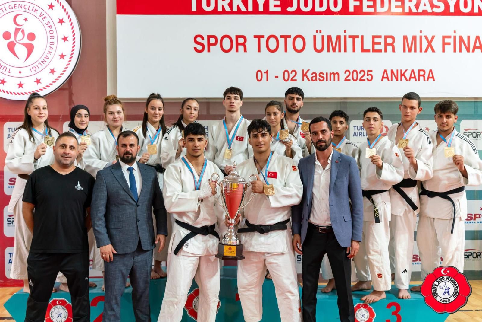 İzmir Büyükşehir Belediyesi Judo Takımı, Spor Toto Türkiye Ümitler Mix Ligi şampiyonluk kupasıyla poz veriyor