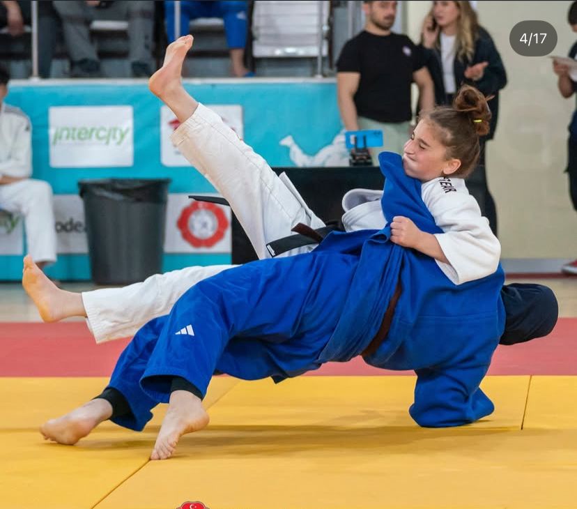 İzmir Büyükşehir Belediyesi Judo Takımı, Spor Toto Türkiye Ümitler Mix Ligi şampiyonluk kupasıyla poz veriyor