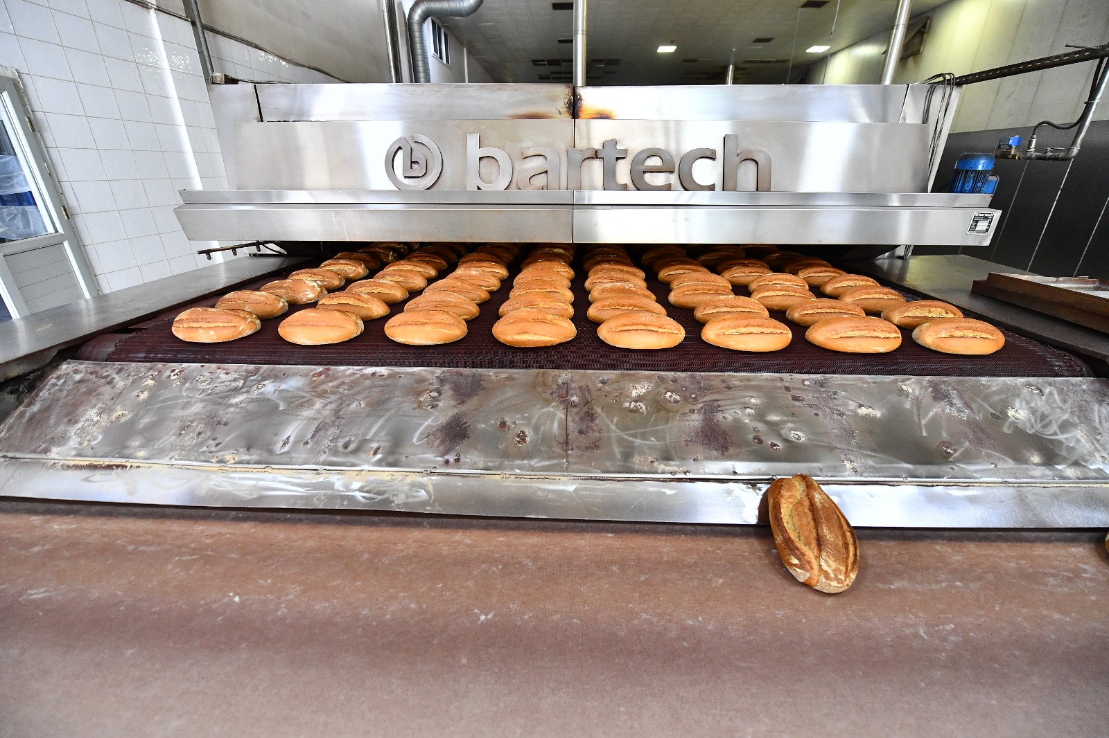 İzmir Büyükşehir Belediyesi'nin çölyak ve fenilketonüri hastalarına dağıttığı glütensiz ve düşük proteinli gıda paketleri