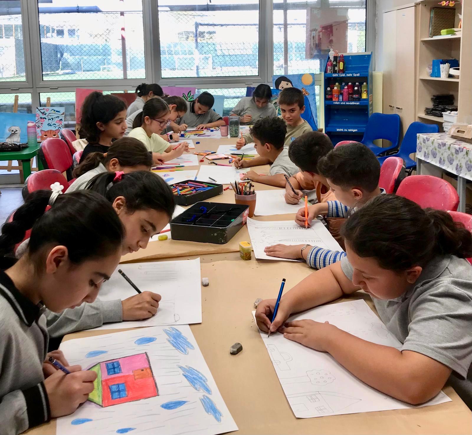 İzmir Çocuk Merkezi'nde atölye çalışması yapan gülen çocuklar