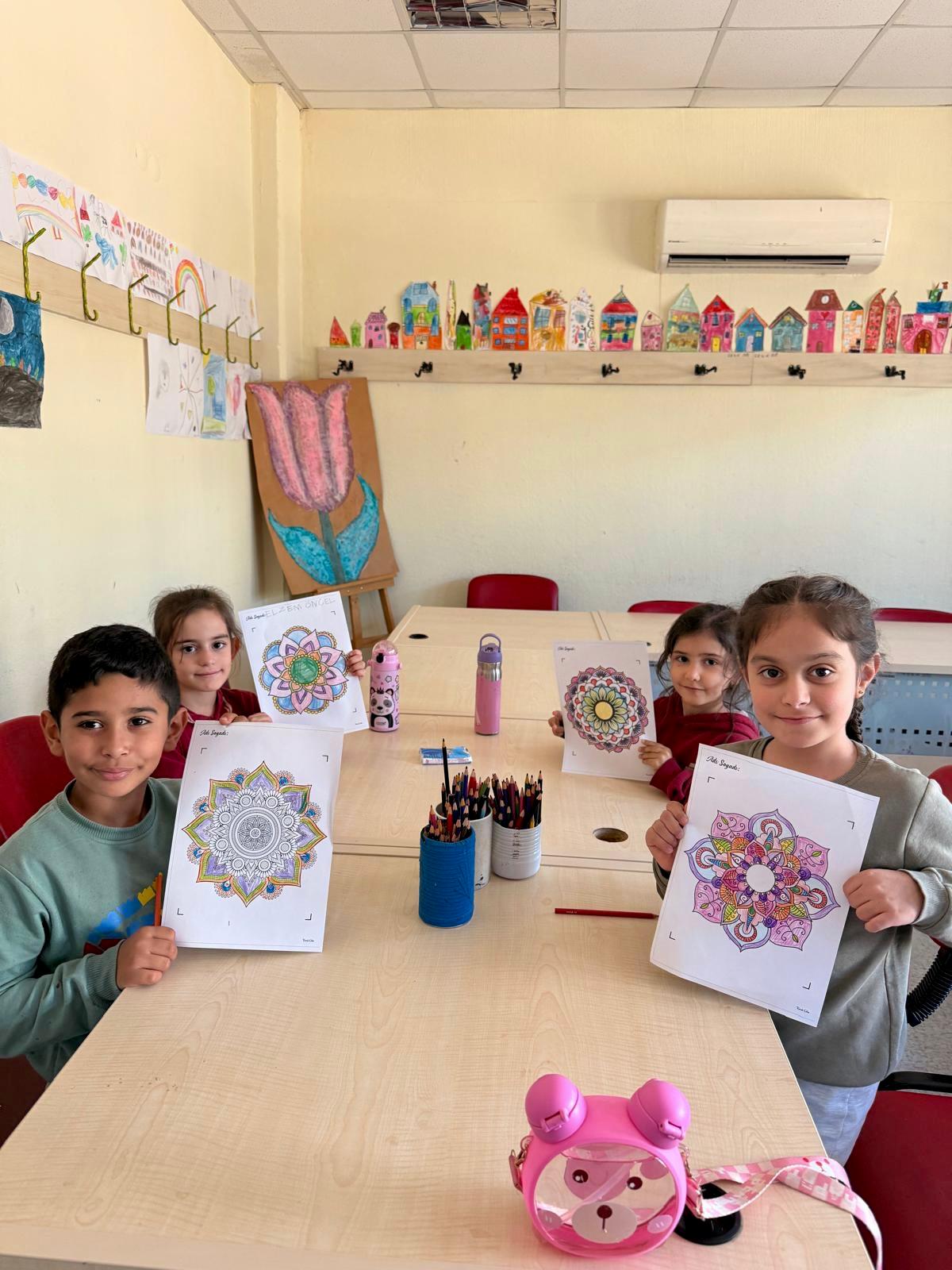 İzmir Çocuk Merkezi'nde atölye çalışması yapan gülen çocuklar