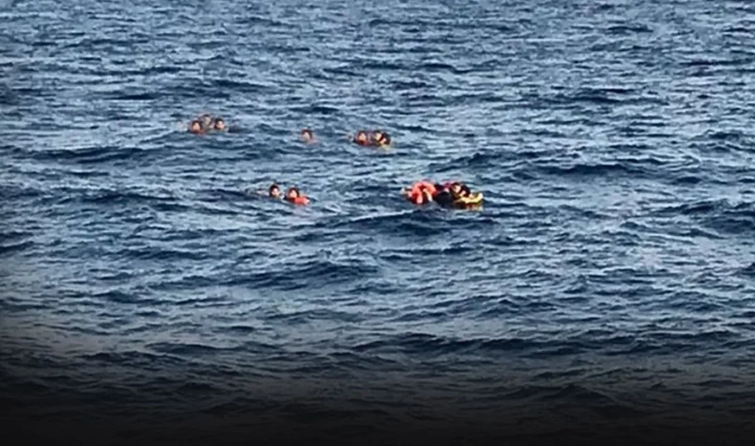 İzmir Karaburun açıklarında su alan bottan 17 düzensiz göçmen kurtarıldı,