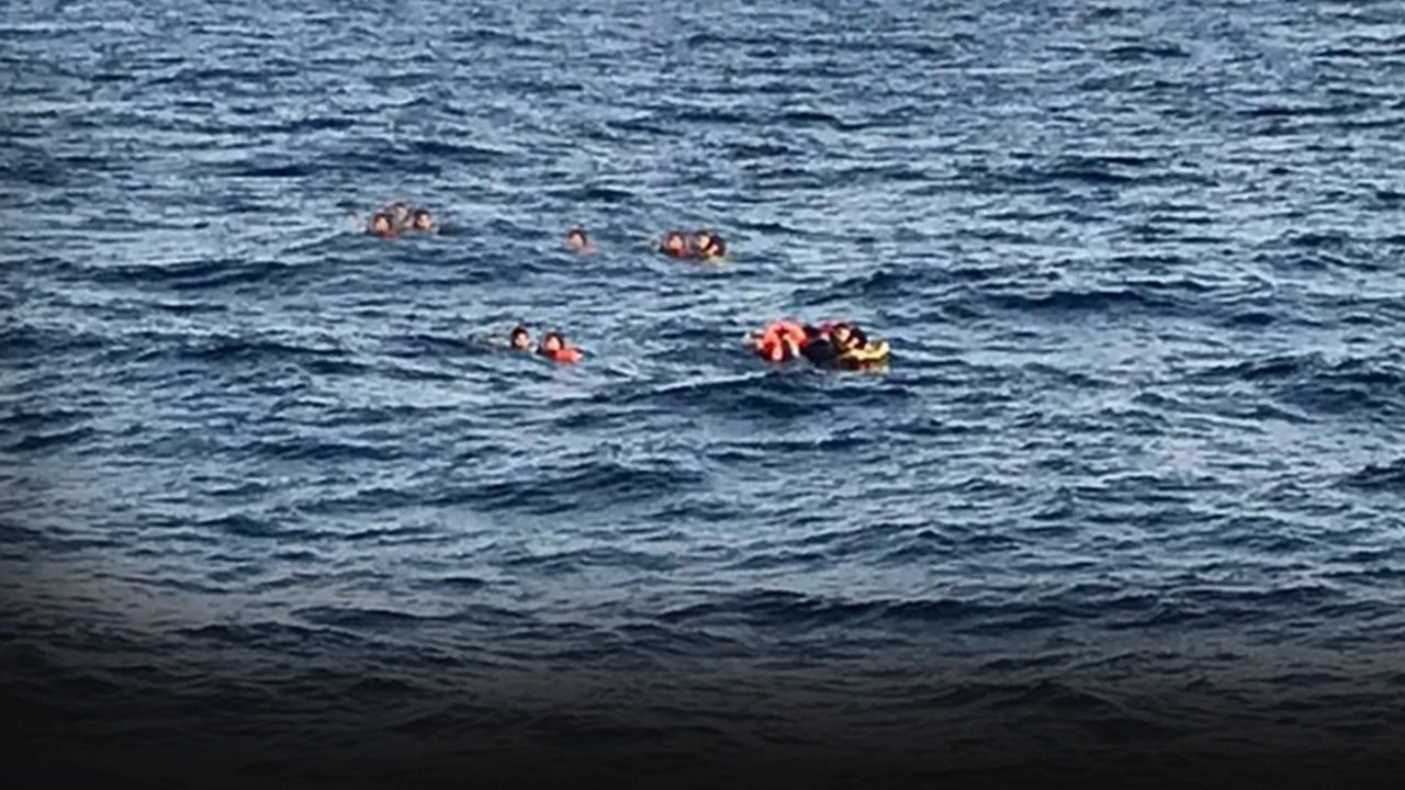 İzmir Karaburun açıklarında su alan bottan 17 düzensiz göçmen kurtarıldı,