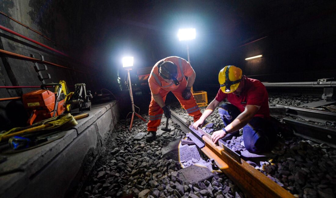 İzmir Metrosu’nda Dev Bakım Mesaisi! Yılsonuna Kadar 700 Metre Ray Değişecek İzmir Metrosu, kent içi ulaşımın güvenliği için gece sabaha kadar