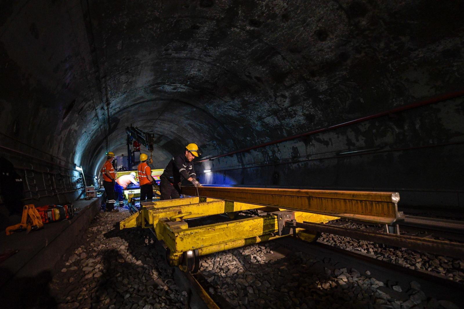 İzmir Metrosu’nda Dev Bakım Mesaisi! Yılsonuna Kadar 700 Metre Ray Değişecek