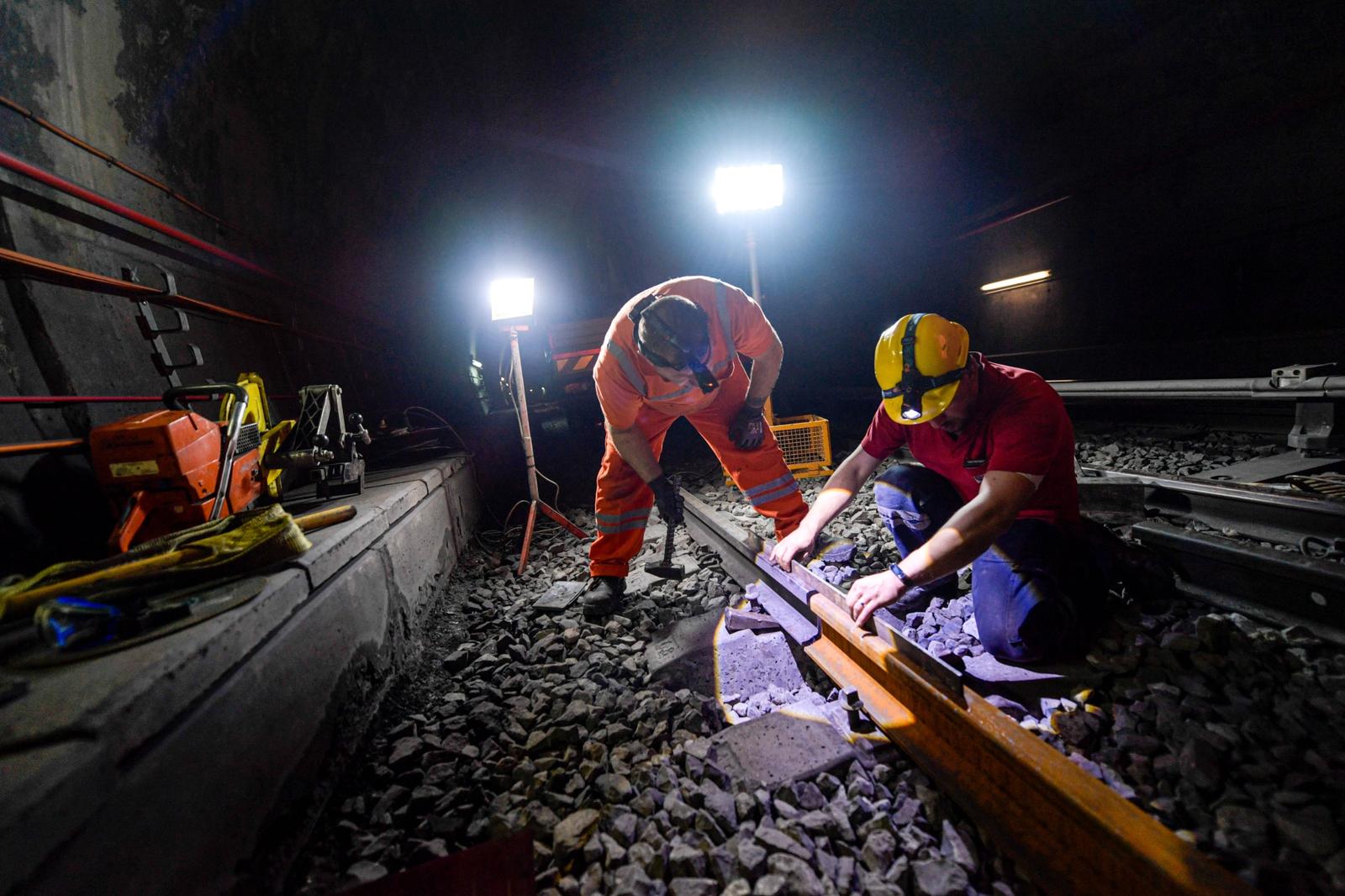 İzmir Metrosu, kent içi ulaşımın güvenliği için gece sabaha kadar