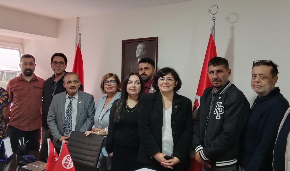 İzmir Siyasetinde Bayrak Değişimi: ATA Parti’de Yeni Dönem Başladı! ATA Parti İzmir İl Başkanı Sema Ünal görevi Resül Kara'ya