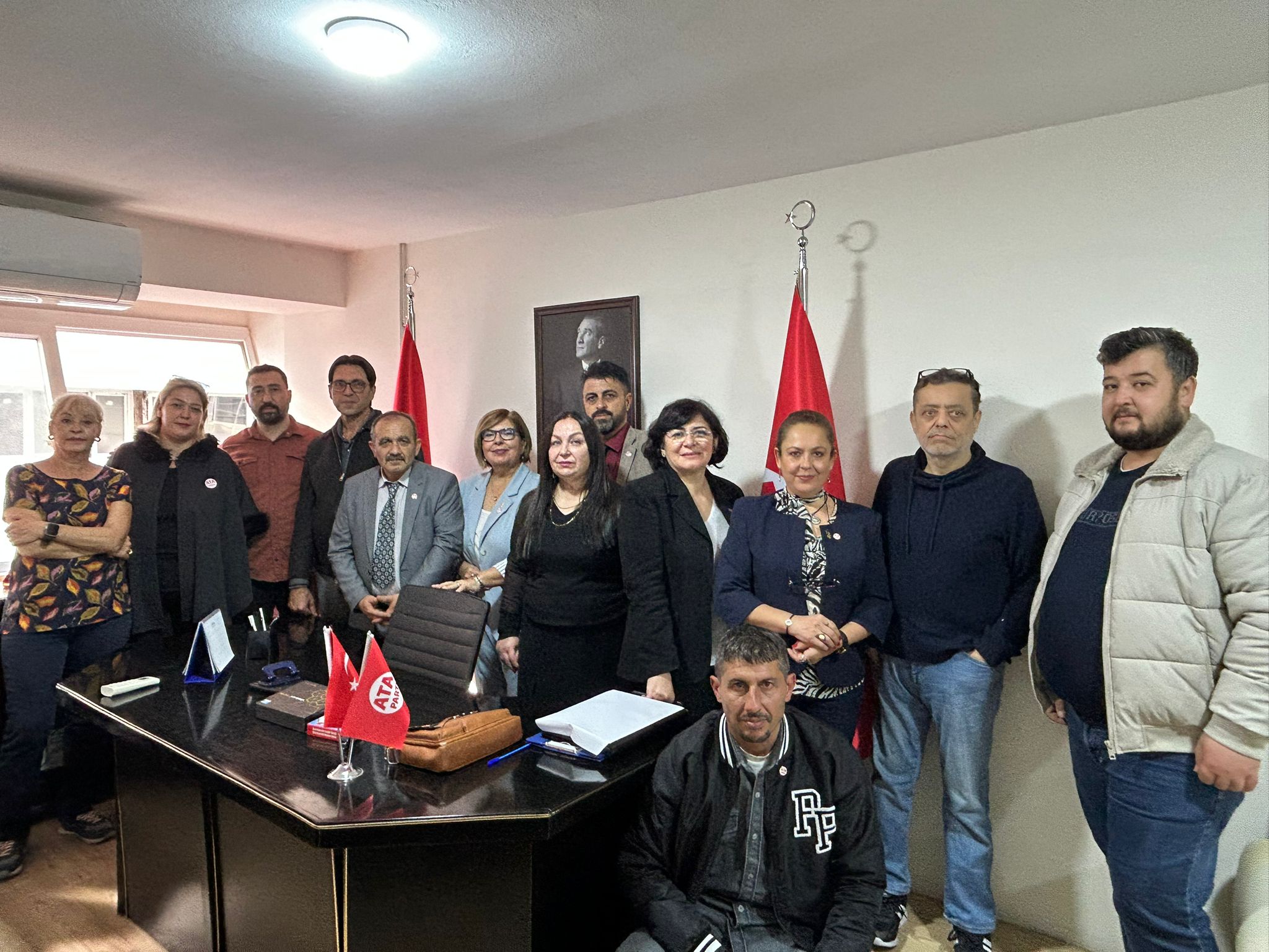 İzmir Siyasetinde Bayrak Değişimi: ATA Parti'de Yeni Dönem Başladı!