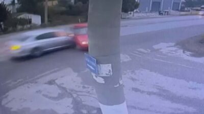 İzmir Kemalpaşa'da iki otomobilin çarpışması sonucu meydana gelen feci kazada,