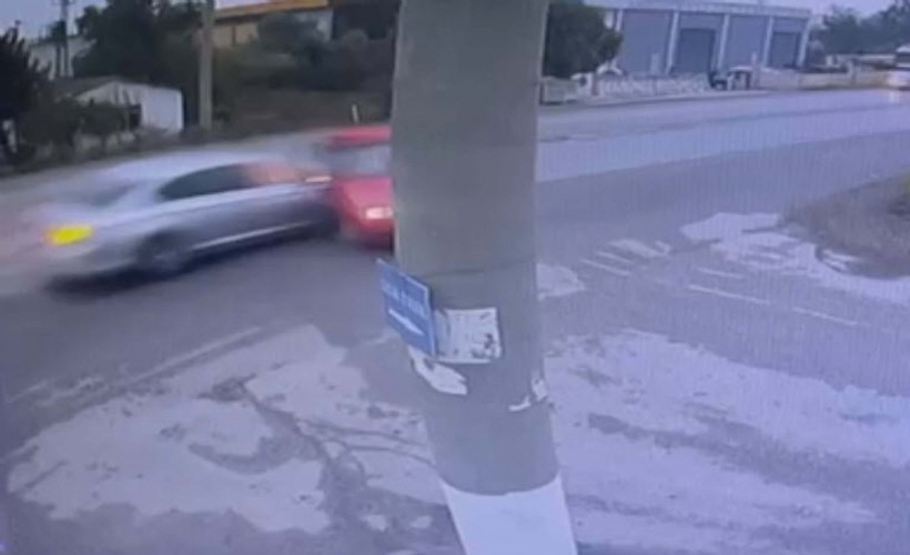 İzmir Kemalpaşa'da iki otomobilin çarpışması sonucu meydana gelen feci kazada,