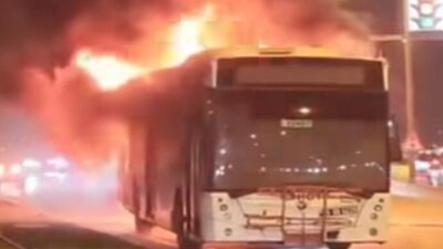 İzmir'in Konak ilçesinde, Mustafa Kemal Sahil Bulvarı üzerinde seyir halinde