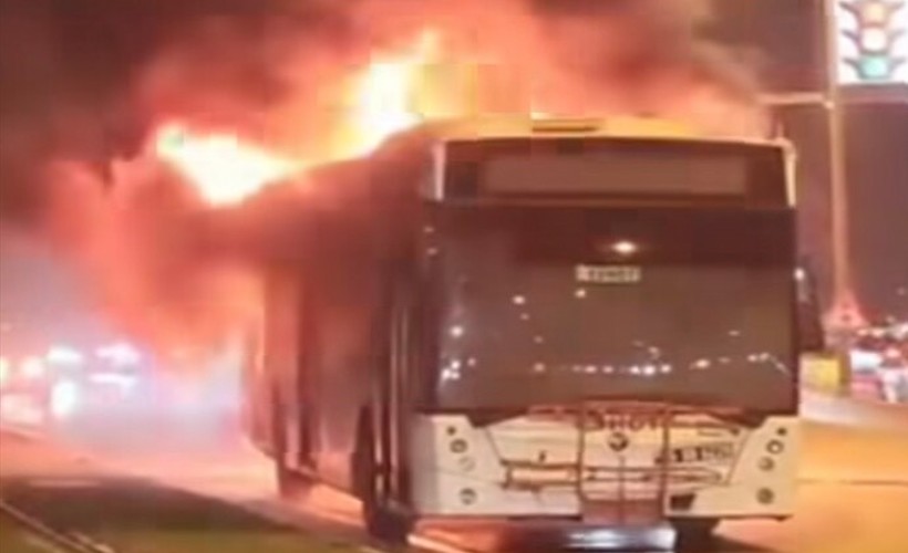 İzmir'in Konak ilçesinde, Mustafa Kemal Sahil Bulvarı üzerinde seyir halinde