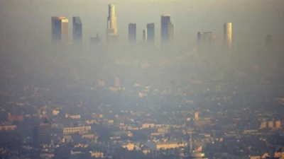 Yüksek basınç etkisiyle İzmir’de yoğun hava kirliliği yaşanıyor. Yetkililer, hassas