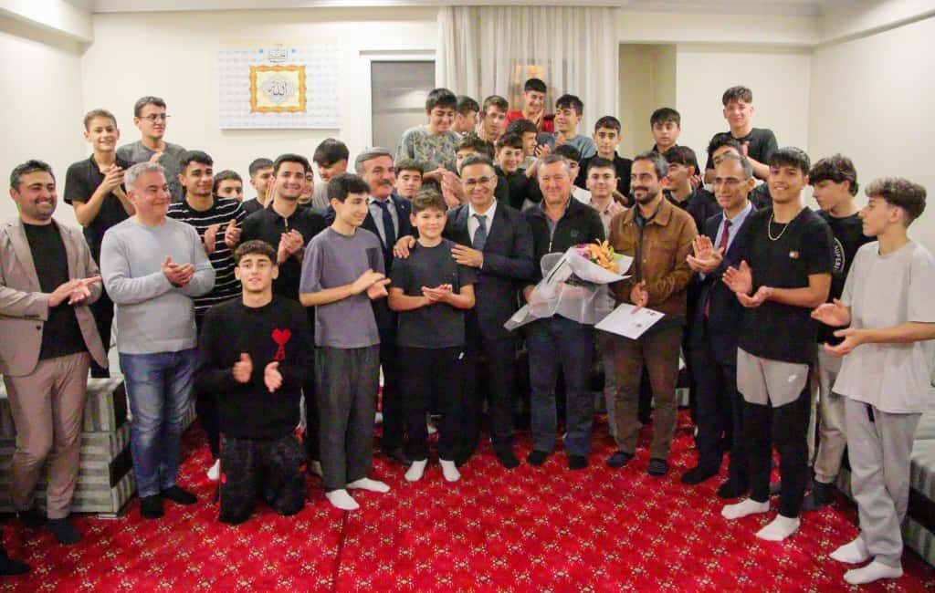 İzmir’de Öğretmenler Günü Dokunuşu: Pansiyon Öğrencilerine Sıcak Ziyaret! İzmir İl Millî Eğitim Müdürü Dr. Ömer Yahşi, 24 Kasım