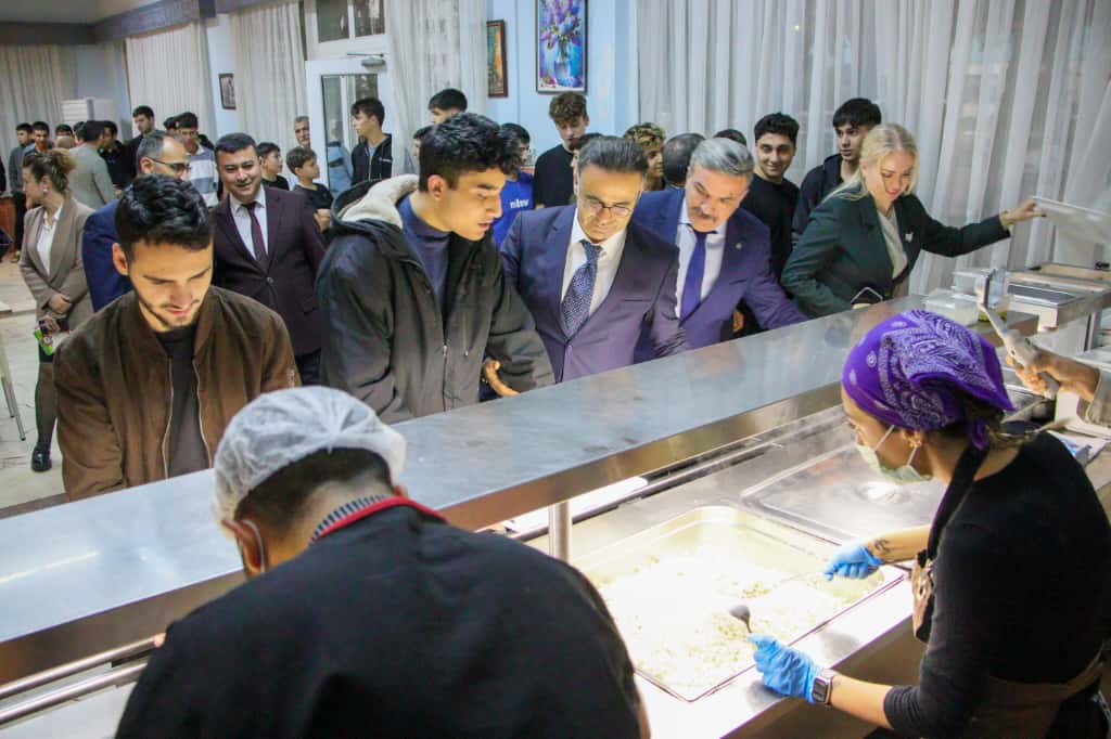 İzmir’de Öğretmenler Günü Dokunuşu: Pansiyon Öğrencilerine Sıcak Ziyaret!