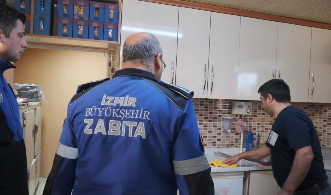 İzmir Büyükşehir Belediyesi Zabıtası, okul kantinleri ve kırtasiyelerde fiyat etiketi