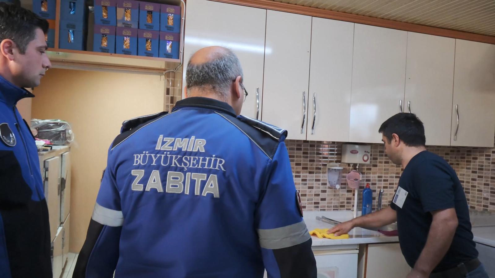 İzmir Büyükşehir Belediyesi Zabıtası, okul kantinleri ve kırtasiyelerde fiyat etiketi