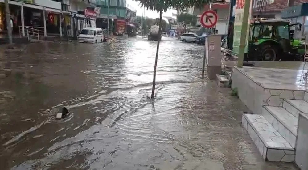 İzmir'in kuzey ilçeleri Aliağa, Foça, Dikili ve Bergama'da yoğun sağanak