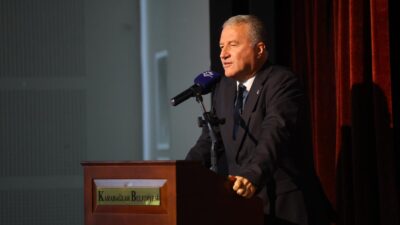 Karabağlar Belediyesi’nin 10 Kasım etkinliğinde Emekli Albay Dr. Fatih Özkurt,