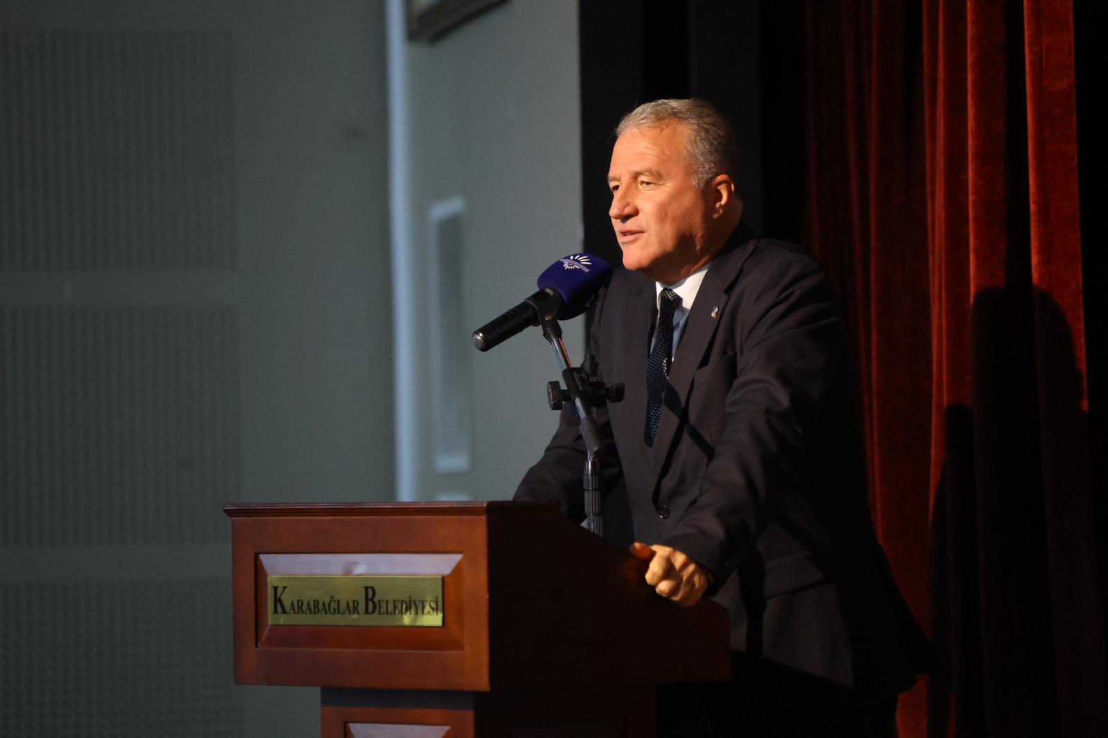 Karabağlar Belediyesi’nin 10 Kasım etkinliğinde Emekli Albay Dr. Fatih Özkurt,