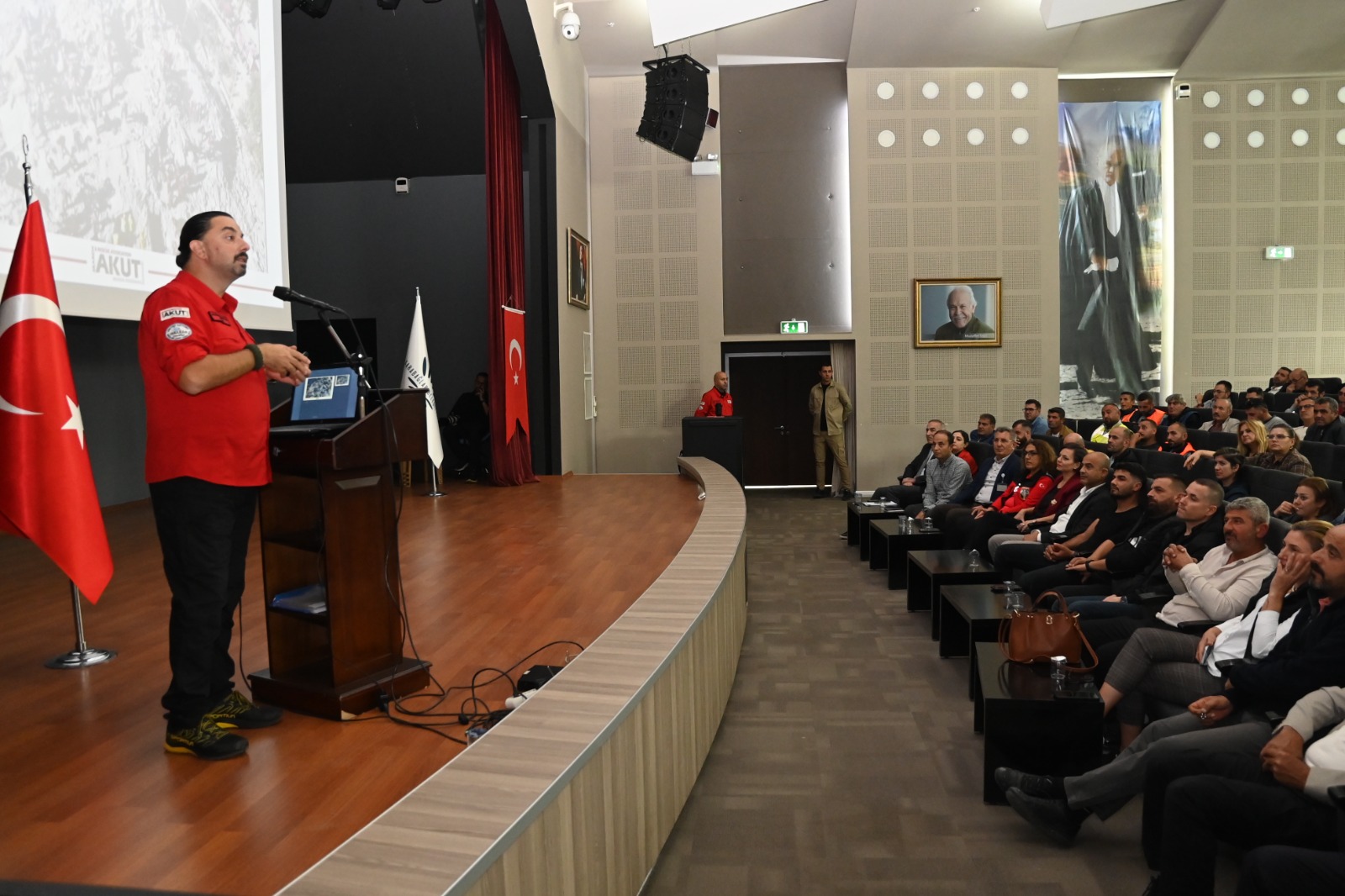 Karabağlar Belediyesi, AKUT iş birliğiyle personele 2 gün afet bilinçlendirme