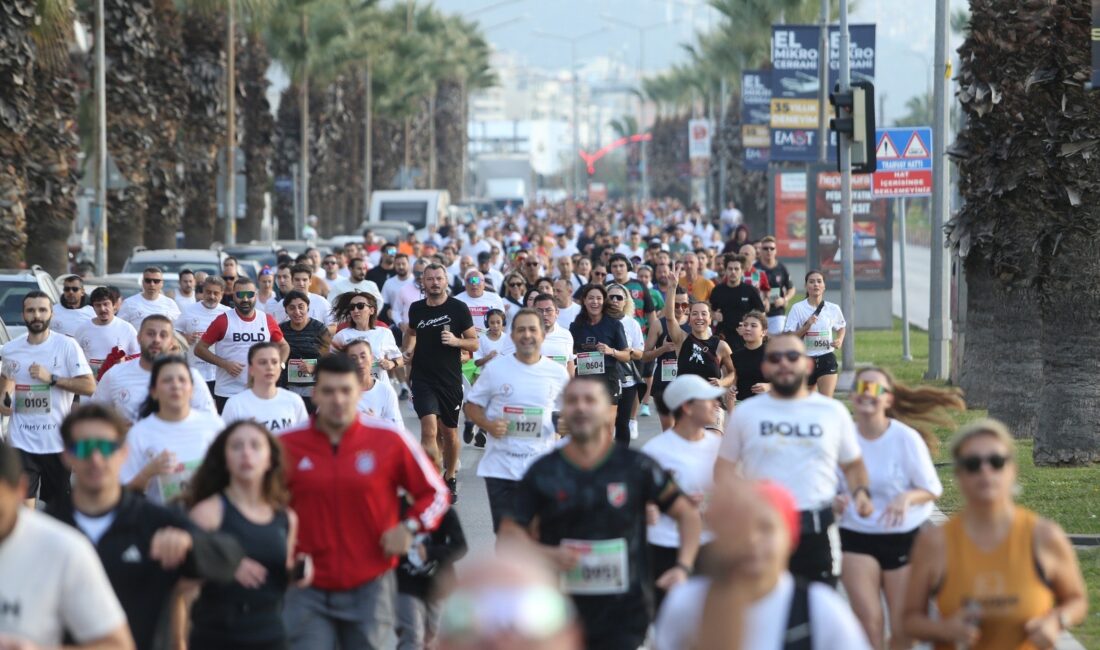 Karşıyaka’da 1500 Kişi Ata’dan Ana’ya Koştu! Karşıyaka'da 1500 kişi Ata'dan Ana'ya Saygı Koşusu'nda buluştu! Atatürk'ü anmak